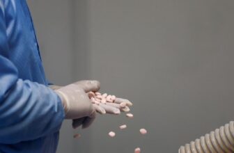 Scientists make ibuprofen and different frequent painkillers from paper business waste