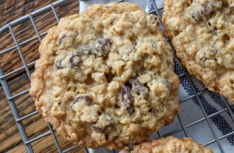 Chewy Oatmeal Raisin Cookies