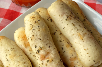 EASY PEPPERONI PIZZA STICKS – The Southern Girl Cooks