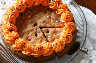 Halloween Cookie Cake – Cookies and Cups