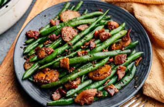 Glazed Inexperienced Beans with Bacon and Water Chestnuts
