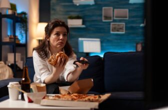 This May Be Why You Can’t Cease Binge Consuming at Evening